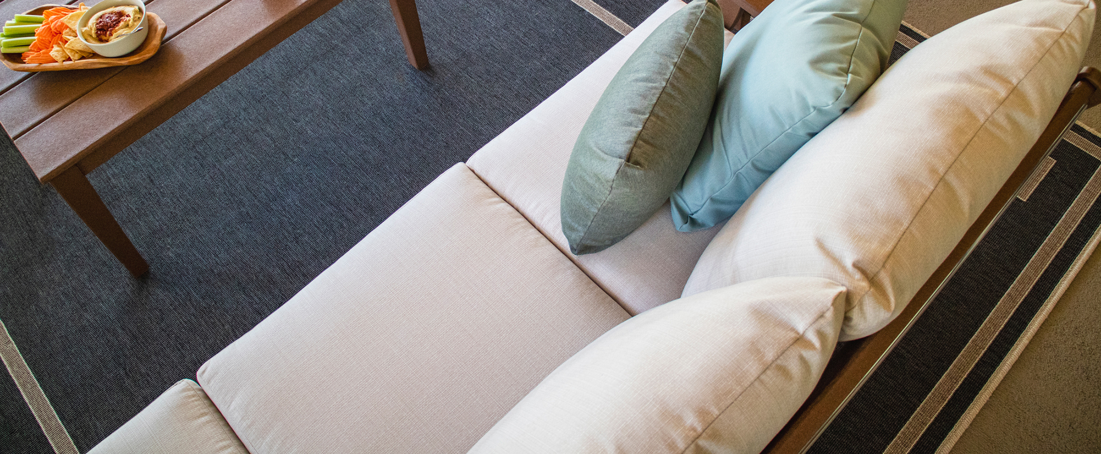 How to Choose the Best Fabric for Outdoor Cushions Pillows