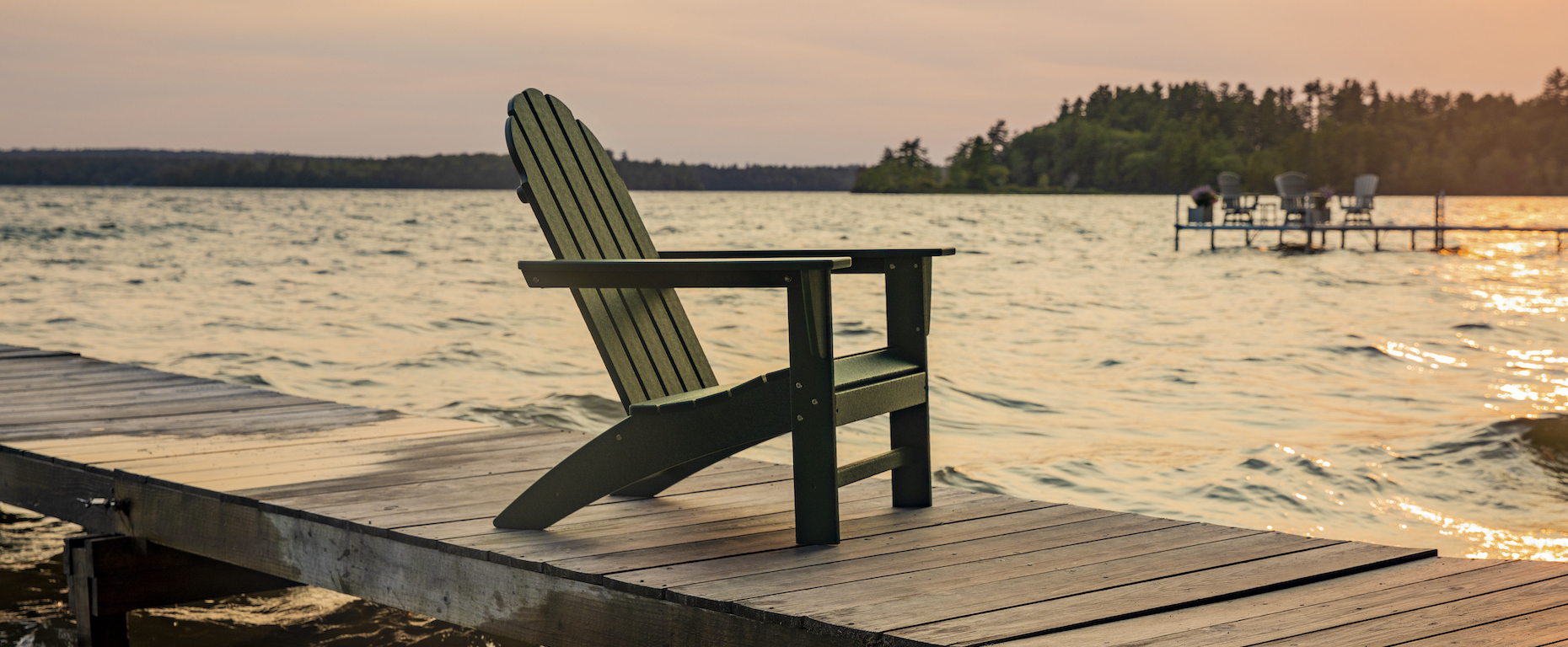 Which Outdoor Furniture Material is Best for Your Lakehouse?